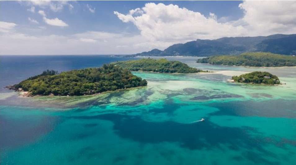 Seychelles, um arquipélago que conta com 115 ilhas e que está situado em meio ao Oceano Índico, é realmente capaz de tirar o fôlego de quem o visita. - Foto por: Michel Denousse