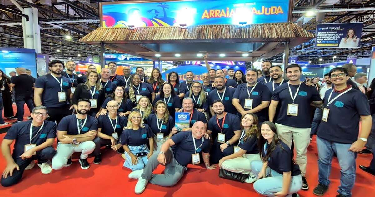 Secretário Guto Jones com o trade no estande de Porto Seguro na WTM Latin America 2026