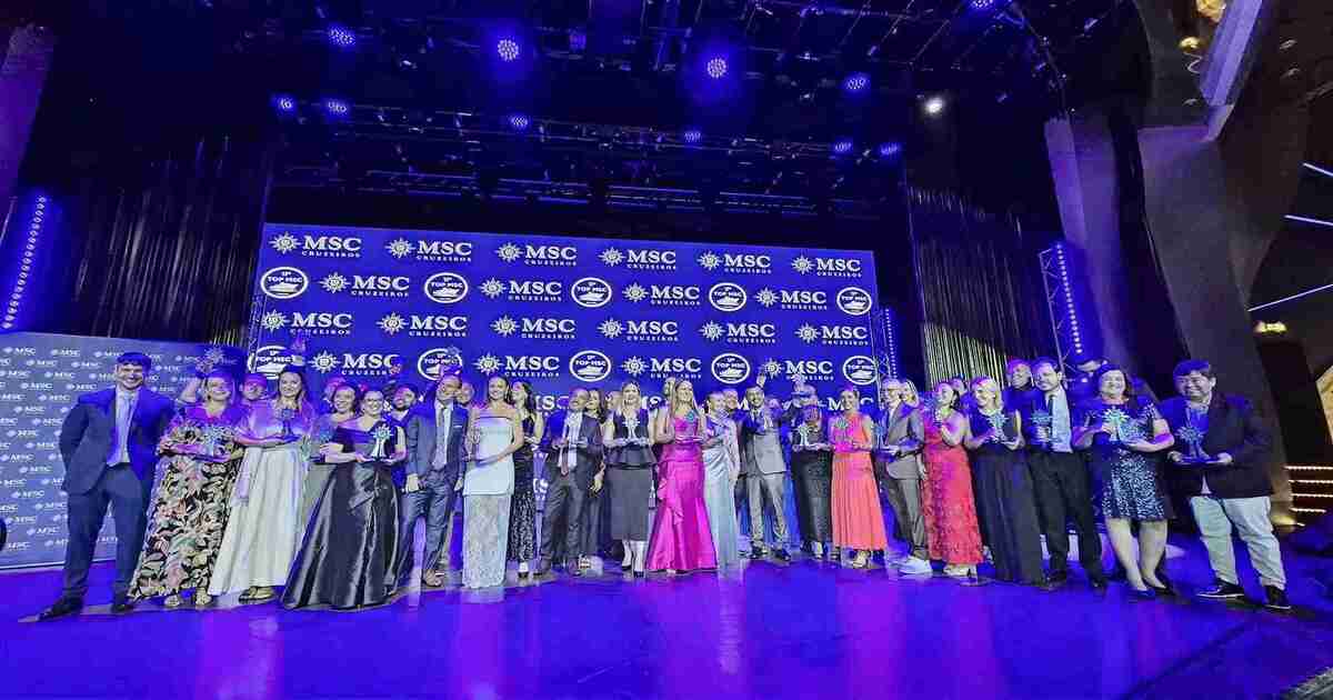 Premiados do TOP MSC 2026 no palco do MSC Preziosa durante o encerramento da temporada