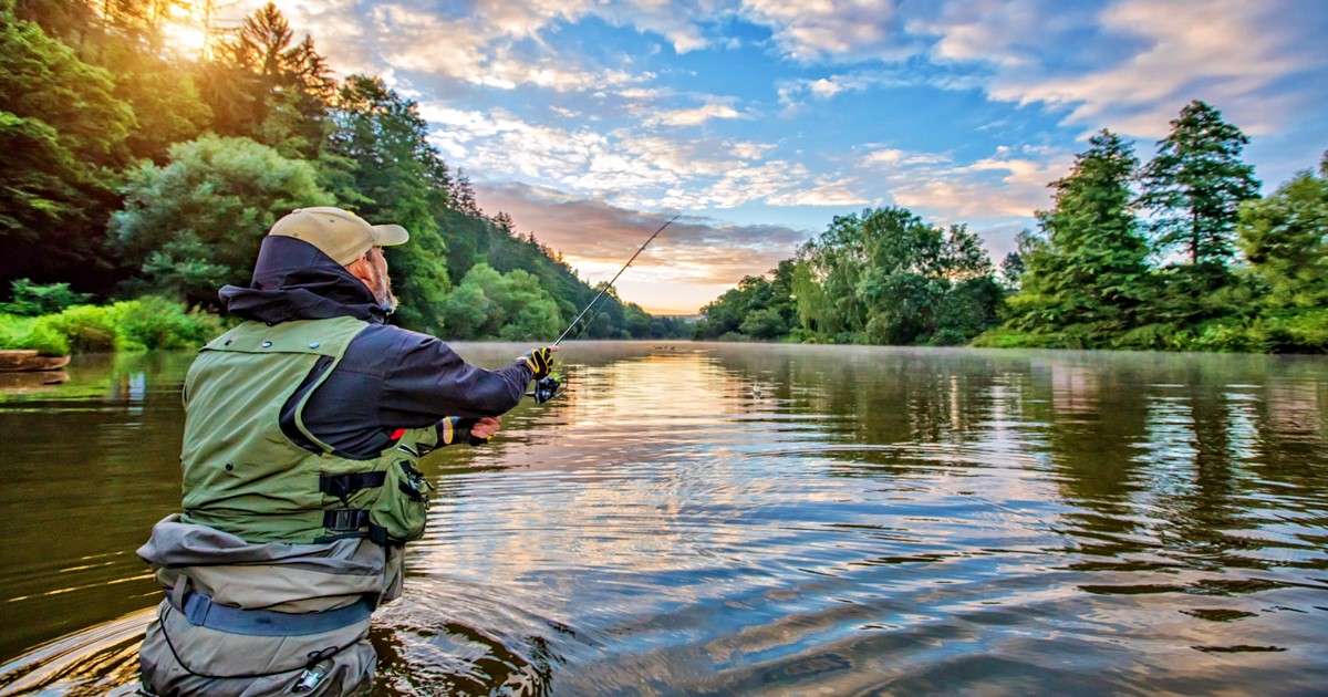 Turistas praticam pesca esportiva em ambiente natural brasileiro.